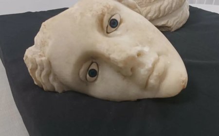 İzmir'de 2 bin 200 yıllık tanrıça başı bulundu