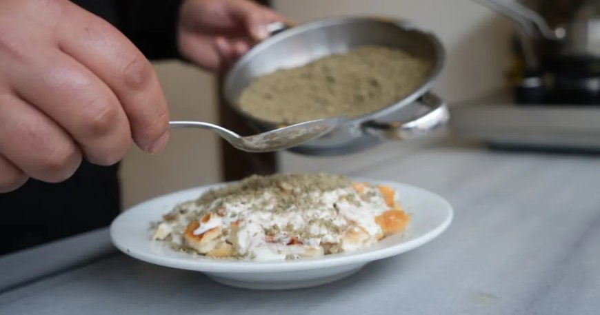Fakirlikten ortaya çıkan yemek şimdi vazgeçilmez oldu. Simit ve kemik suyuyla hazırlanıyor